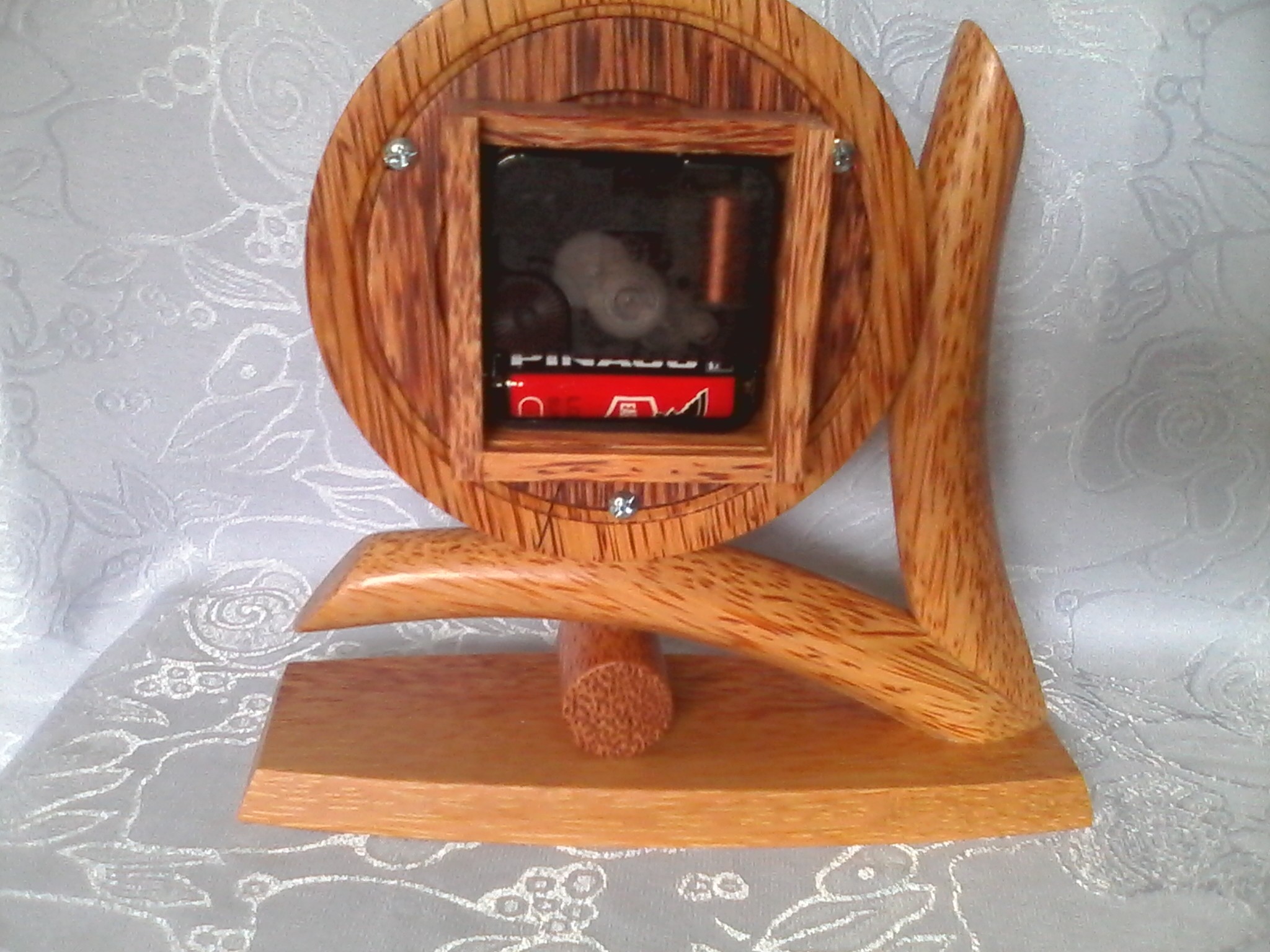Đồng hồ chữ V gỗ dừa mỹ nghệ