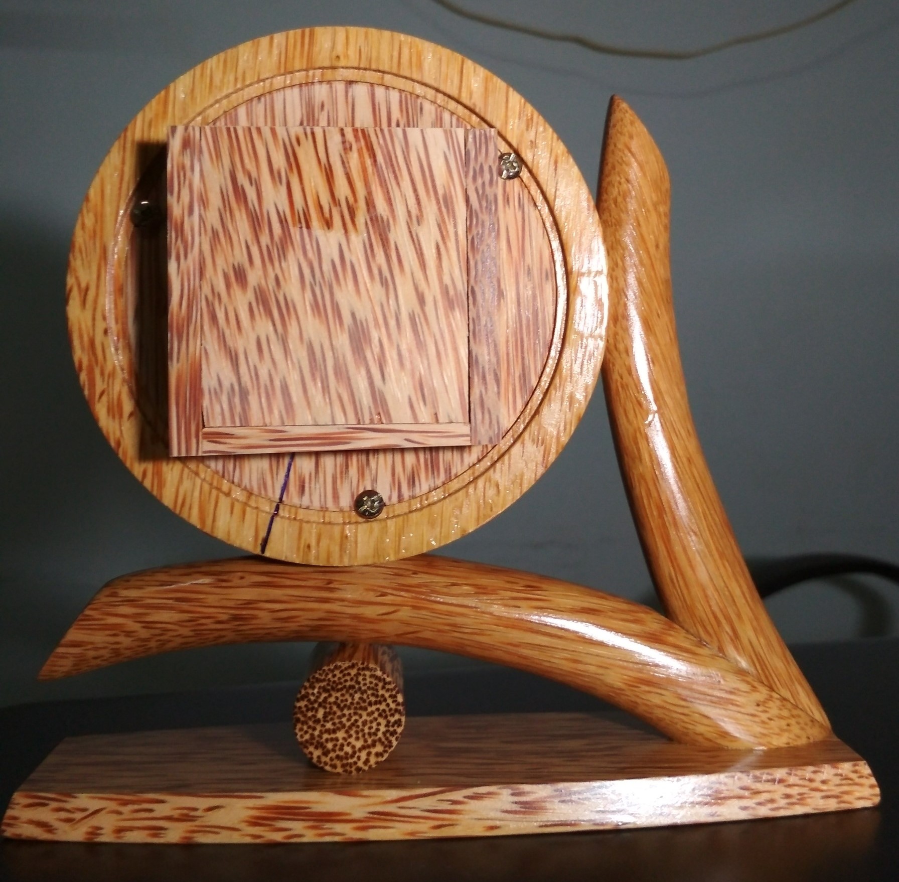 Đồng hồ chữ V gỗ dừa mỹ nghệ