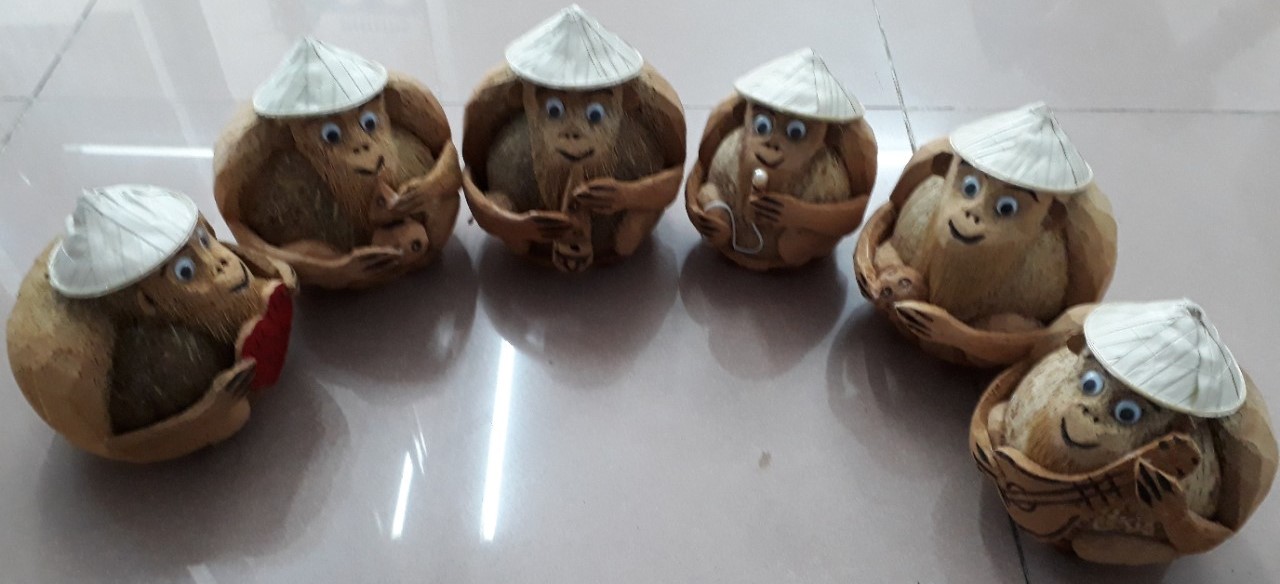 Khỉ đội nón lá trái dừa mỹ nghệ