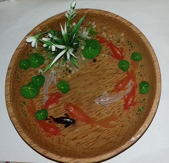 vẽ tranh cá 3D trên dĩa gỗ dừa mỹ nghệ 